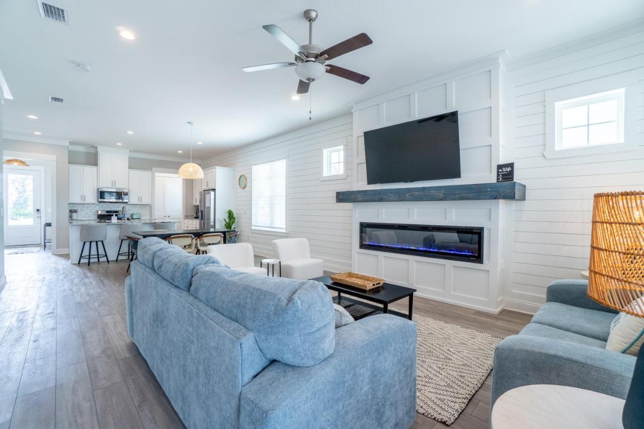 Holiday home ~spacious Near W/ Game And Community Pool~