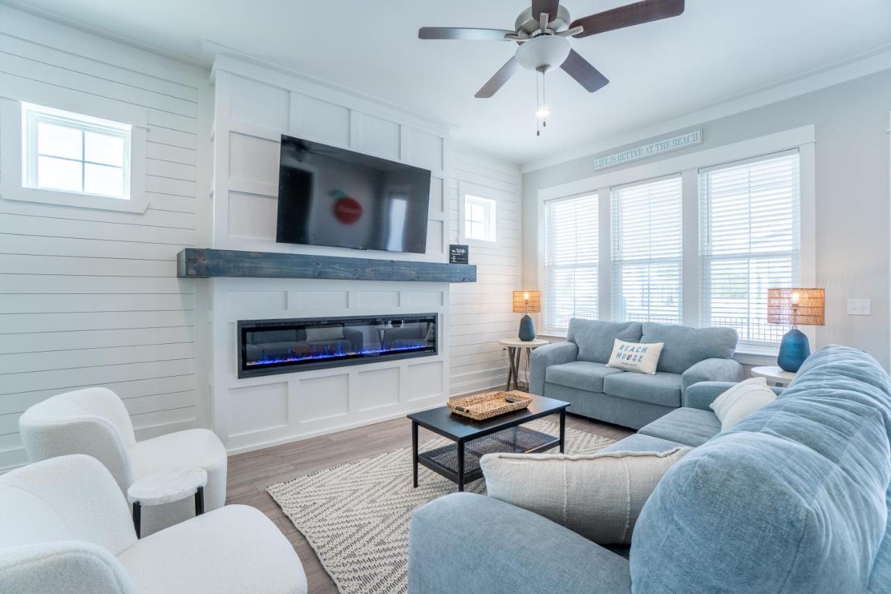 ~spacious Near W/ Game And Community Pool~